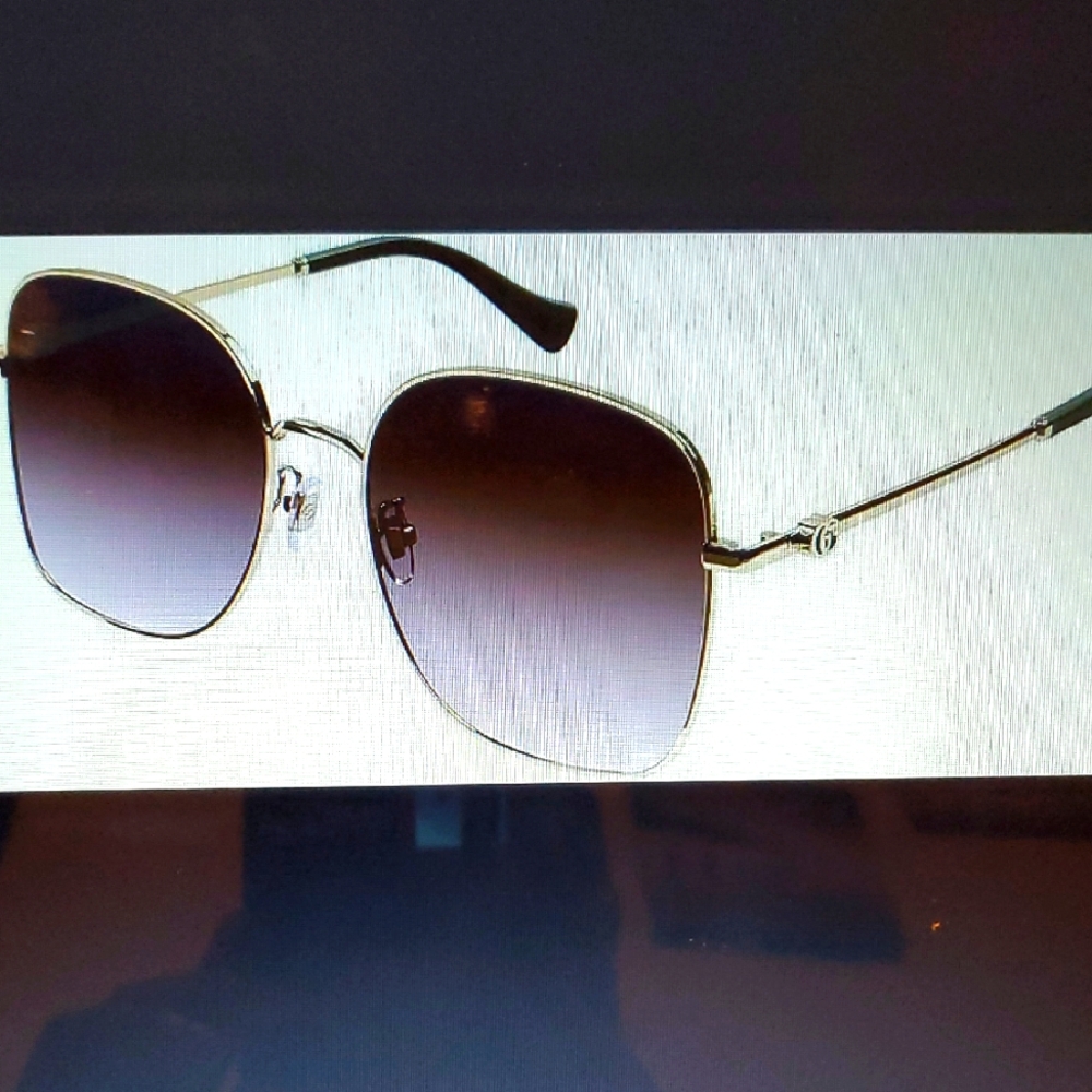 Gucci model gg1143s Oversized square sunglasses